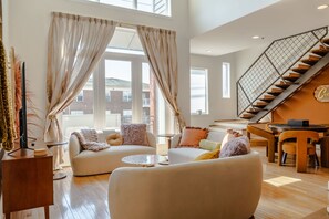 TV, offices - Stylish groovy condo minutes from Churchill Downs (Louisville)