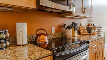 Geladeira, micro-ondas, fogão, cooktop