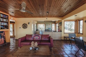 Smart-TV, peis, DVD-spiller og bøker