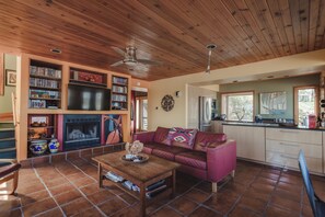 Smart-TV, peis, DVD-spiller og bøker