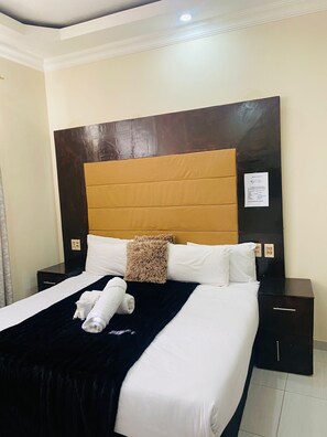 Quarto conforto, vista para a piscina | Quartos à prova de som, ferros/tábuas de passar roupa, Wi-Fi de cortesia