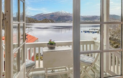 Amazing home in Eiksund with kitchen