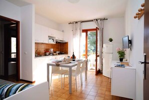 Fridge, microwave, stovetop, coffee/tea maker - Holiday apartment mit Klimaanlage und Balkon (Lignano)