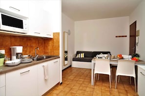 Kühlschrank, Mikrowelle, Herdplatte, Kochgeschirr/Geschirr/Besteck