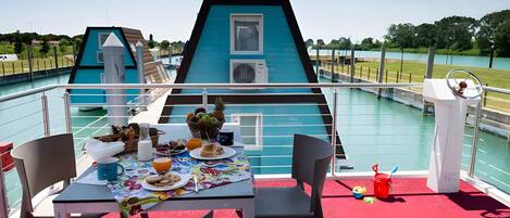 تناول الطعام بالخارج