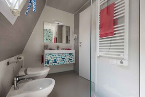 Douche, sèche-cheveux