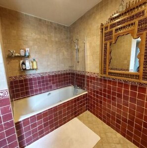 Towels, soap, shampoo, toilet paper