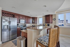 電子レンジ、食器洗い機、調理器具と食器