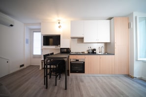 Frigorifero, microonde, forno, piano cottura