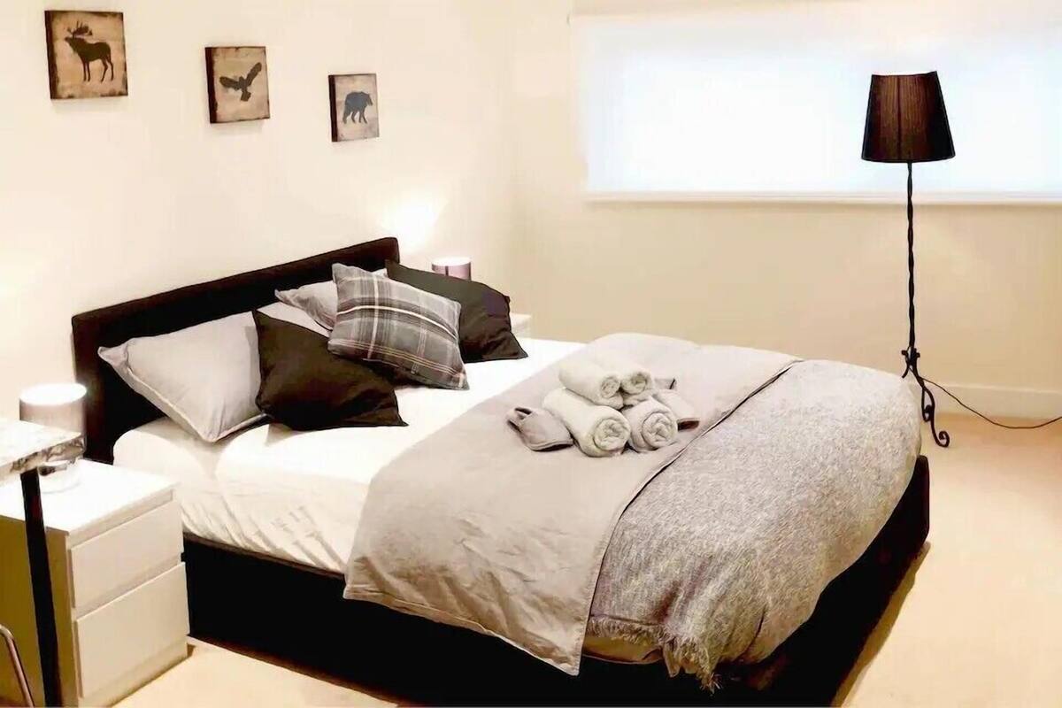 Luxury Double Room | Hypo-allergenic bedding, down duvets, memory-foam beds, desk