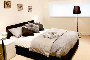 Luxury Double Room | Hypo-allergenic bedding, down duvets, memory-foam beds, desk - Adel's House (London)