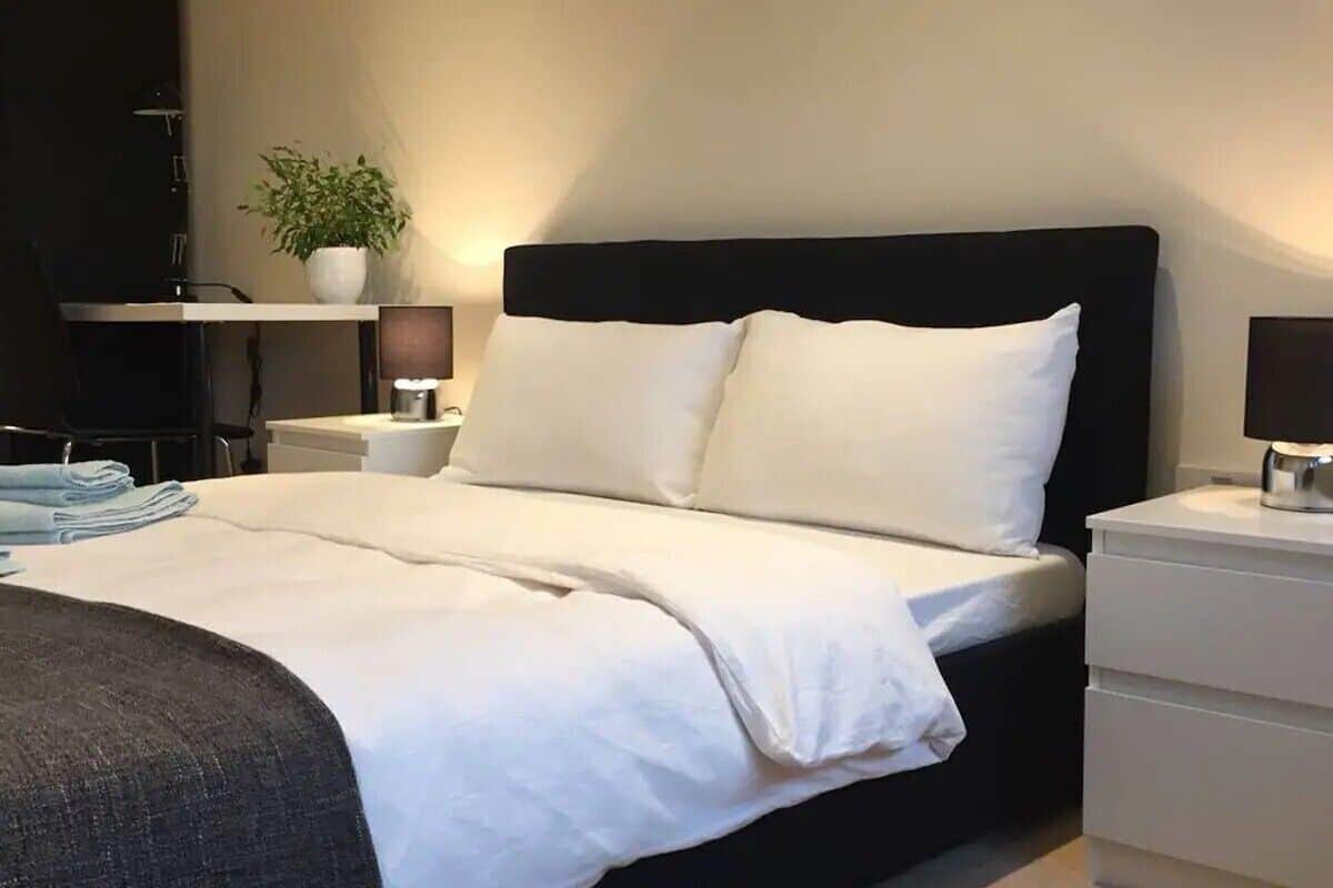 Comfort Studio Suite, 1 Queen Bed | Hypo-allergenic bedding, down duvets, memory-foam beds, desk