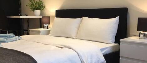 Suite estudio Confort, 1 cama Queen size | Ropa de cama hipoalergénica, edredón y camas con efecto memoria