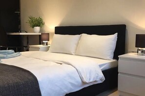 Comfort-Studiosuite, 1 Queen-Bett | Allergikerbettwaren, Daunenbettdecken, Betten mit Memory-Foam-Matratzen