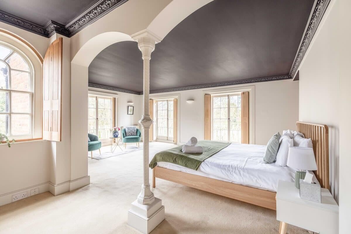 8 Schlafzimmer, Schreibtisch, Bügeleisen/Bügelbrett, Reisekinderbett