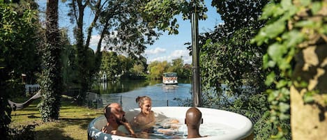 Bain à remous extérieur