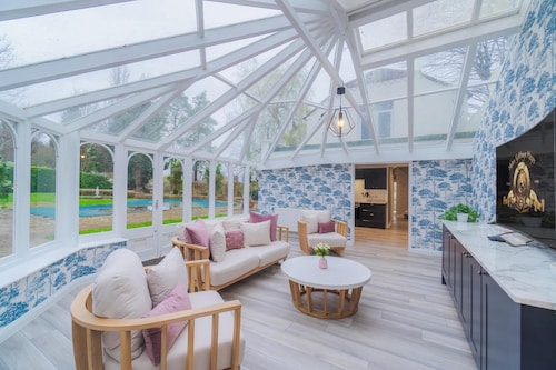 Dual-Property Retreat in Windsor - By Tempstay