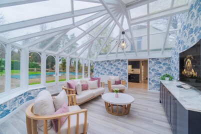 Dual-Property Retreat in Windsor - By Tempstay