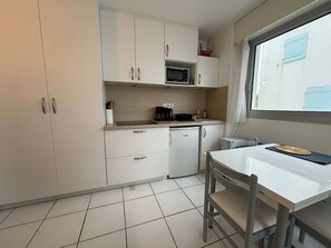 Ofen, Herdplatte, Wasserkocher mit Kaffee-/Teezubehör, Toaster