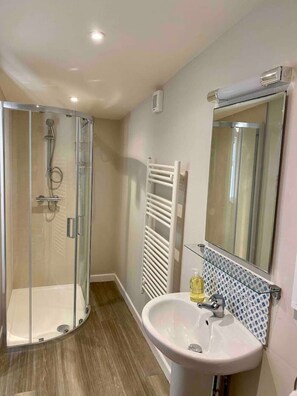 Shower, hair dryer, towels, soap - Little Innsacre (Shipton Gorge)