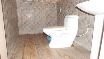 Standard Room | Bathroom | Shower, rainfall showerhead, free toiletries, towels