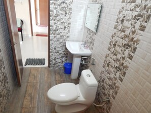 Deluxe Room | Bathroom | Shower, rainfall showerhead, free toiletries, towels