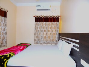 Desk, free WiFi, bed sheets - Hotel Landmark  (Kanthi)