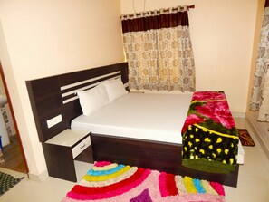 Desk, free WiFi, bed sheets - Hotel Landmark  (Kanthi)