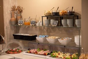 朝食 (ビュッフェ)、毎日提供 (無料)