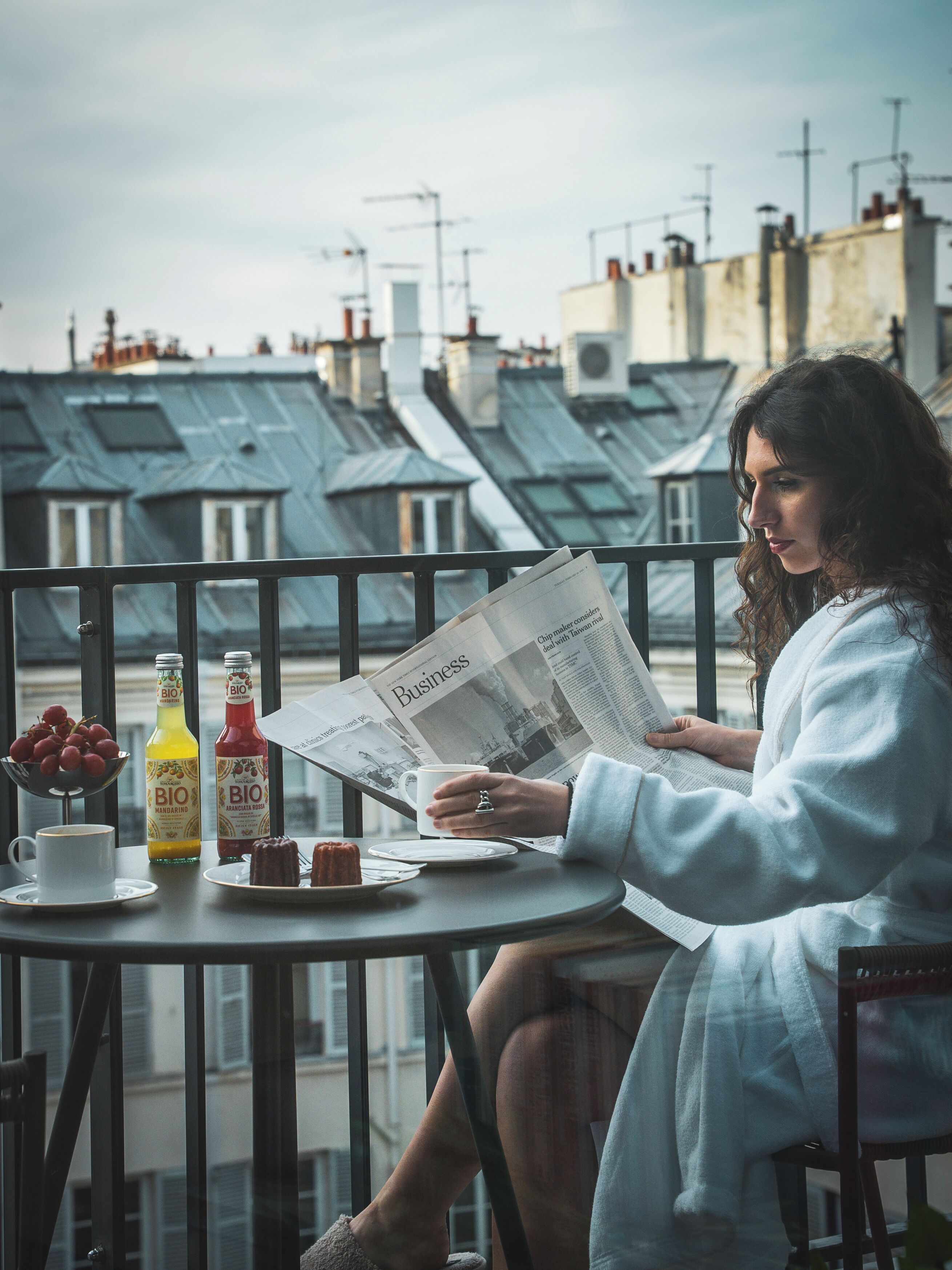 Premium-sengetøj, senge med topmadrasser, pengeskab på værelset