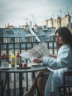 Sengetøy av topp kvalitet, senger med overmadrass og safe på rommet