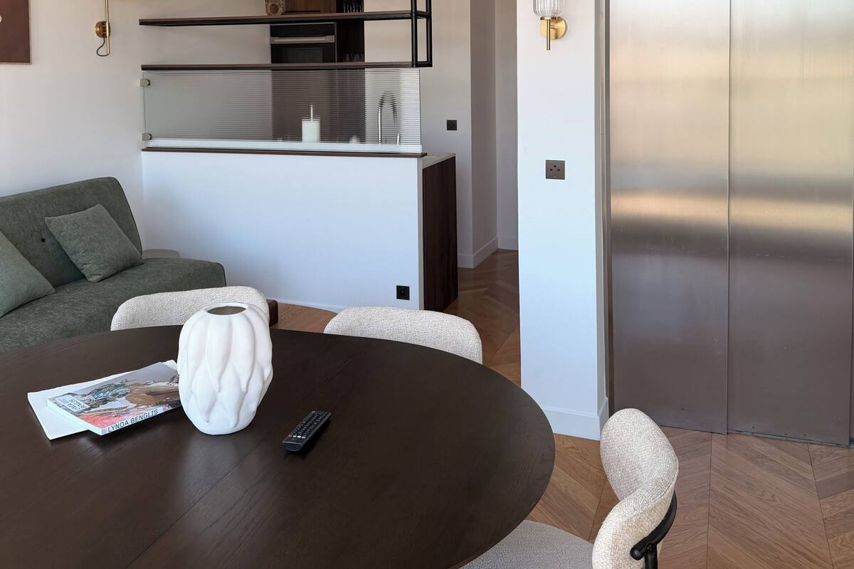 Familie vierpersoonskamer | Woonruimte | Een 50-inch smart-tv met satellietzenders