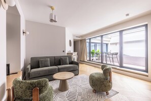 تلفزيون ذكي بحجم 50-بوصة يعرض قنوات فضائية