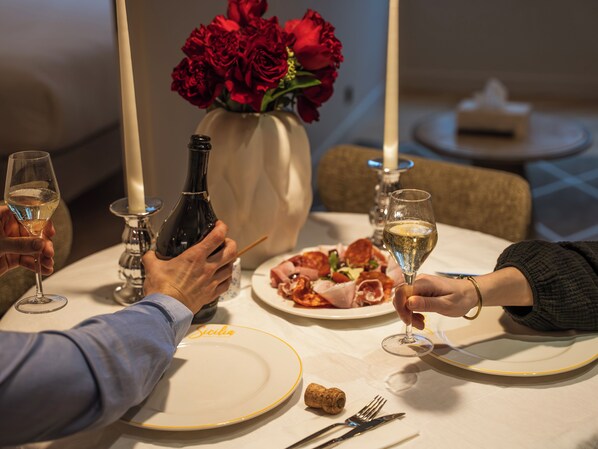 تناول الطعام داخل الغرفة