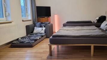 2 Schlafzimmer, Schreibtisch, BĂŒgeleisen/BĂŒgelbrett, kostenloses WLAN