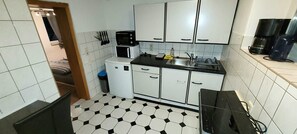 Jääkaappi, mikroaaltouuni, uuni, liesi