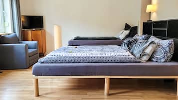 2 bedrooms, desk, iron/ironing board, free WiFi