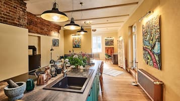Frigorifero, forno, piano cottura, lavastoviglie