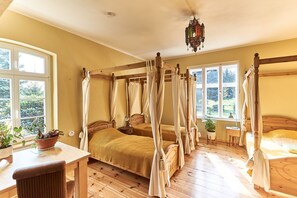5 bedrooms, desk, WiFi, bed sheets
