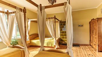 5 bedrooms, desk, WiFi, bed sheets