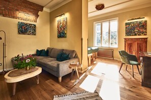 Smart TV, fireplace, books