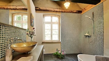Douche, sĂšche-cheveux, serviettes fournies, savon