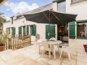 Outdoor dining - Charming Breton Cottage Near Beaches and Salt Marshes, Wi-Fi, Pet-Friendly, Bikes Available (Assérac)