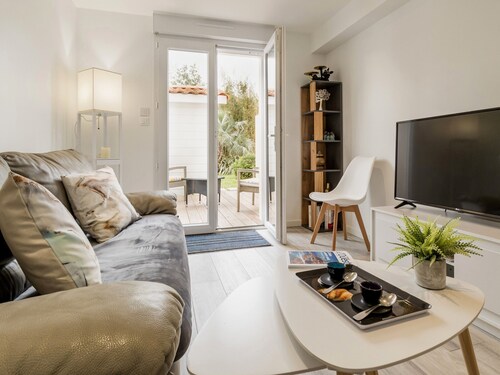 Charming 2023 Cottage Near Beach & Golf with Private Parking, Terrace, WiFi & Baby Gear