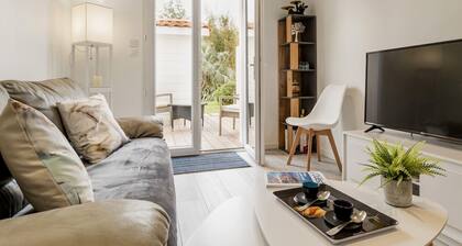 Charming 2023 Cottage Near Beach & Golf with Private Parking, Terrace, WiFi & Baby Gear