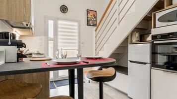 Een koelkast, een microgolfoven, een oven, een vaatwasser