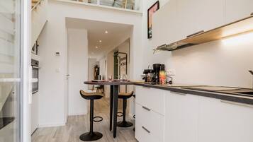 Een koelkast, een microgolfoven, een oven, een vaatwasser