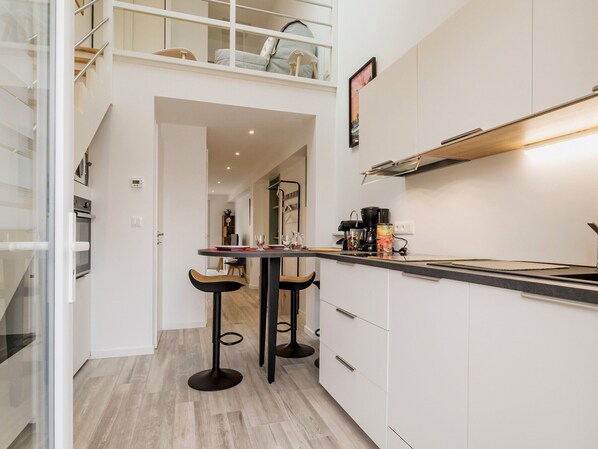 Fridge, microwave, oven, dishwasher - Charming 2023 Cottage Near Beach & Golf with Private Parking, Terrace, WiFi & Baby Gear (Pornic)