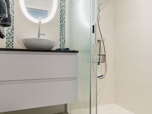 Towels - Charming 2023 Cottage Near Beach & Golf with Private Parking, Terrace, WiFi & Baby Gear (Pornic)