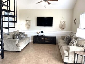 TV - Lemonade Escapade Walk to Beach Pet Friendly (Grand Isle)